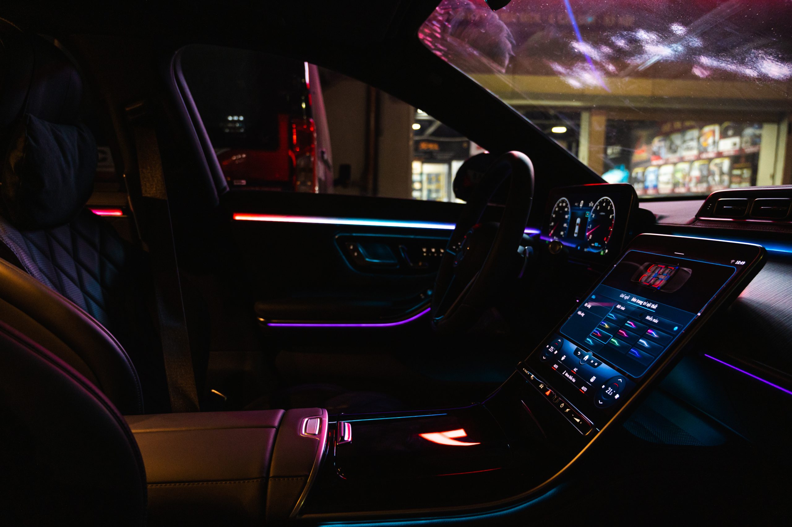 Với Ambient Lighting, Mercedes-Benz không chỉ nâng cao vẻ đẹp thẩm mỹ mà còn cải thiện sự thoải mái và tinh tế trong từng hành trình, phản ánh cam kết không ngừng của hãng trong việc đem đến những trải nghiệm lái xe tốt nhất cho khách hàng.