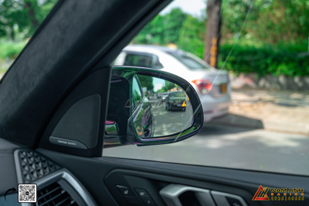 Hệ thống sử dụng cảm biến radar và camera thế hệ mới, cho phép phát hiện vật cản từ xa