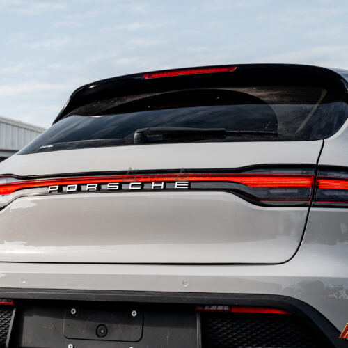 Khi nâng đời Porsche Macan cốp xe không chỉ là nơi chứa đồ mà còn góp phần tạo nên diện mạo tổng thể sang trọng và tiện ích.