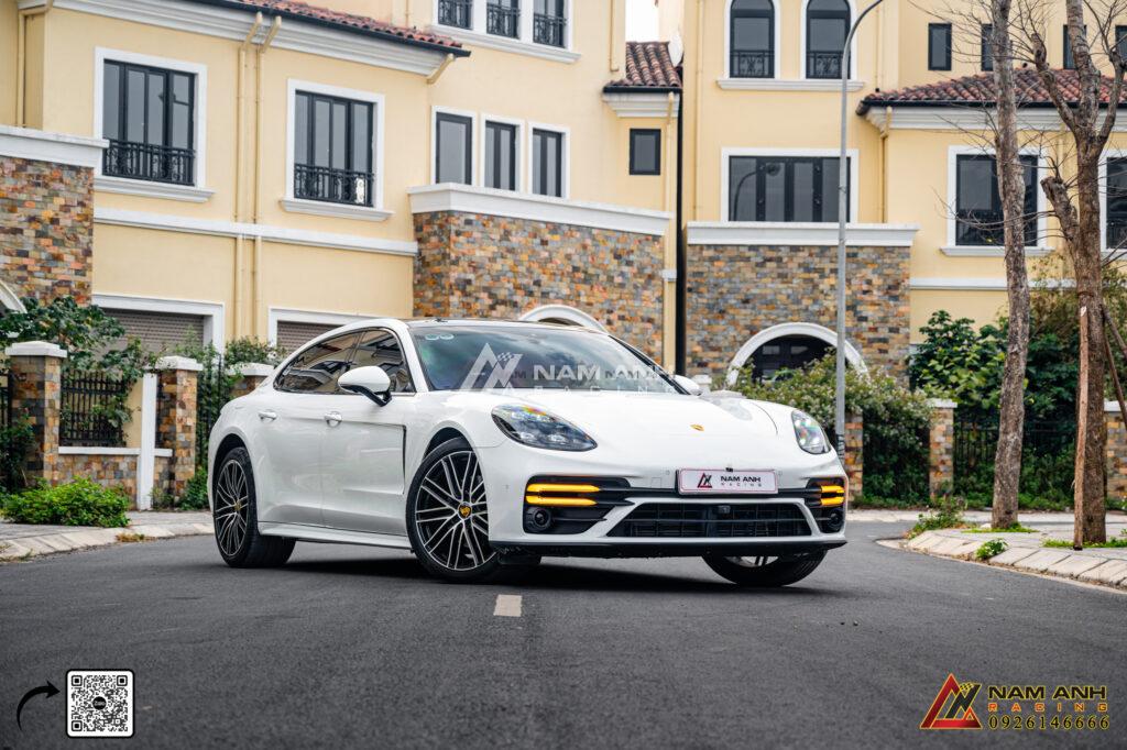 Việc nâng đời Porsche Panamera 2018 giúp xe có diện mạo mới, hiện đại hơn, thu hút hơn.