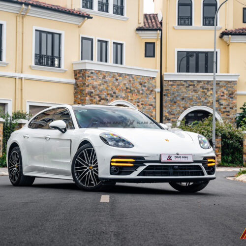 Việc nâng đời Porsche Panamera 2018 giúp xe có diện mạo mới, hiện đại hơn, thu hút hơn.