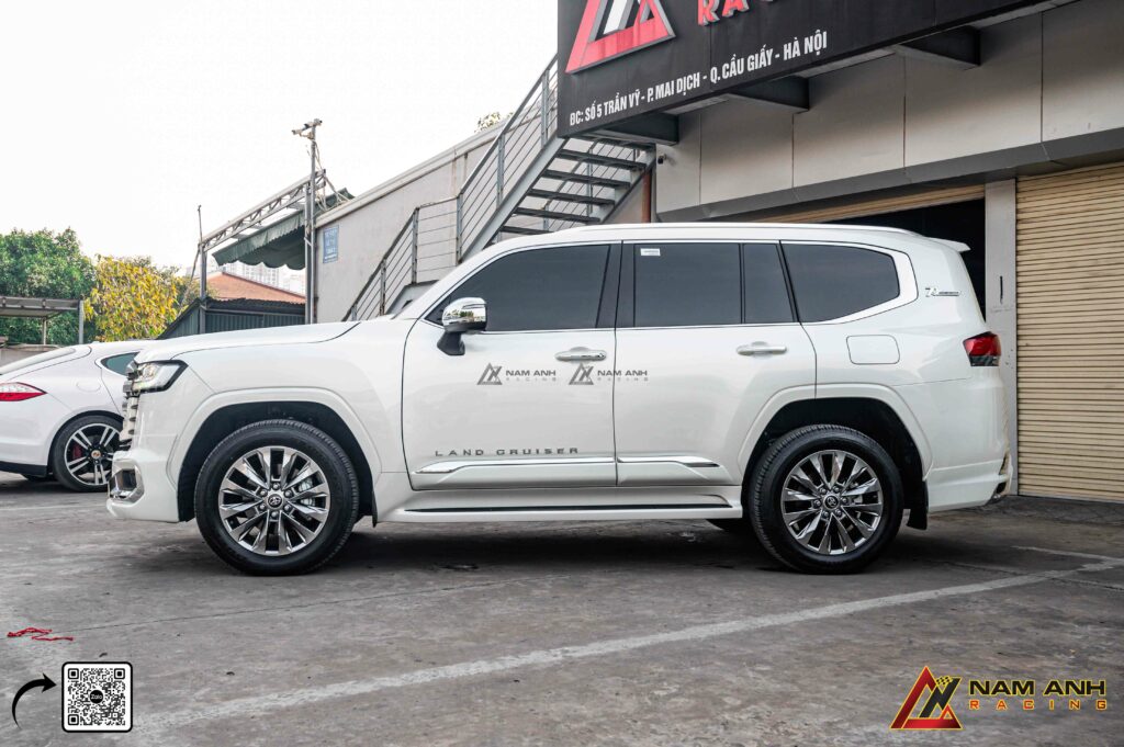 Ốp sườn liền mạch với bậc lên xuống – mở rộng diện tích thân xe, tôn dáng vững chãi đầy uy lực