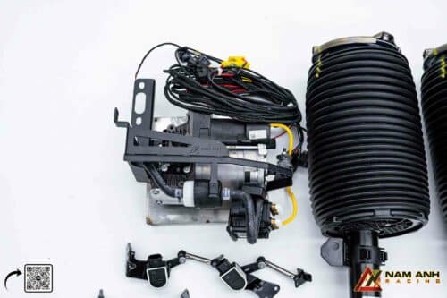 Đội ngũ kỹ thuật lắp đặt phuộc AIRMATIC cho Mercedes-Benz V-Class