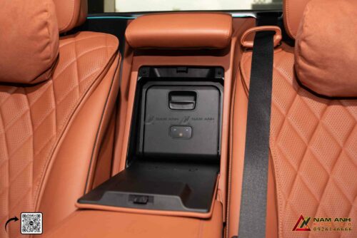 Lắp đặt tủ lạnh giữa hai ghế sau cho Mercedes W223