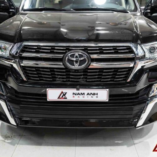 Đường nét sắc sảo, tinh tế kết hợp hài hòa với kiểu dáng LC200 mạnh mẽ