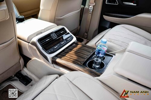 Ghế sau MBS đi cùng hệ thống đèn trần, ốp gỗ và cách âm – đồng bộ cả không gian.