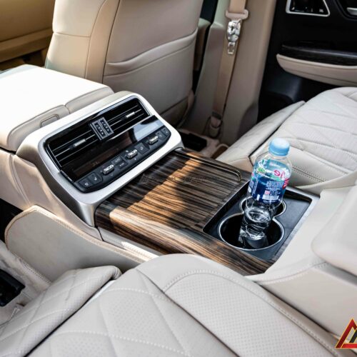 Ghế sau MBS đi cùng hệ thống đèn trần, ốp gỗ và cách âm – đồng bộ cả không gian.