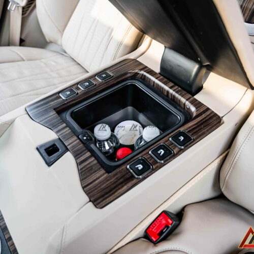 Ghế sau MBS đi cùng hệ thống đèn trần, ốp gỗ và cách âm – đồng bộ cả không gian.