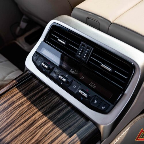 Ghế MBS VIP nâng khoang sau LC300 thành không gian hạng thương gia.