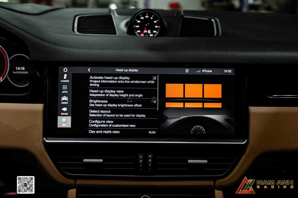HUD Porsche Cayenne 9Y0 hiển thị thông tin tốc độ, điều hướng và an toàn ngay trên kính lái