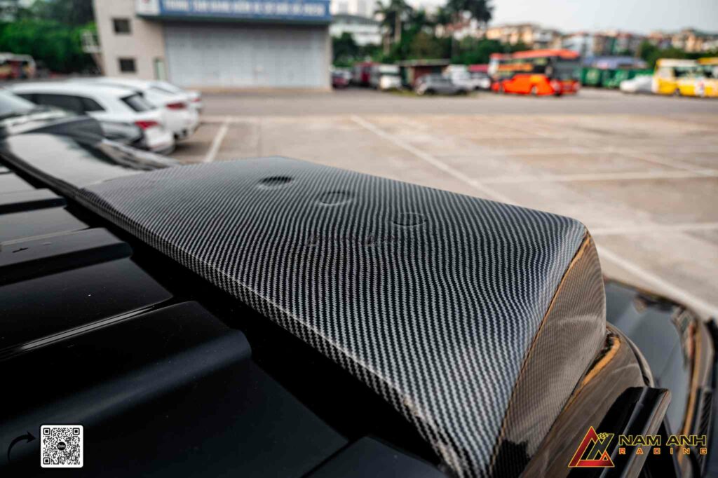 Cánh gió nóc hỗ trợ ổn định thân xe khi di chuyển ở tốc độ cao.
