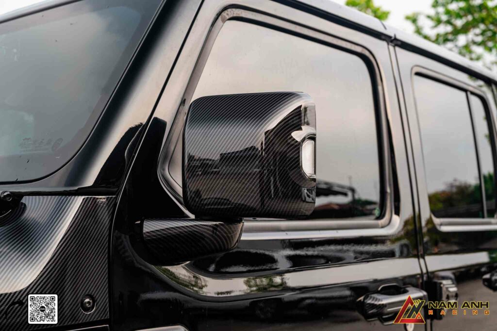 Ốp hông, tay nắm, gương chiếu hậu đồng bộ vật liệu carbon – chắc gọn từng chi tiết.

