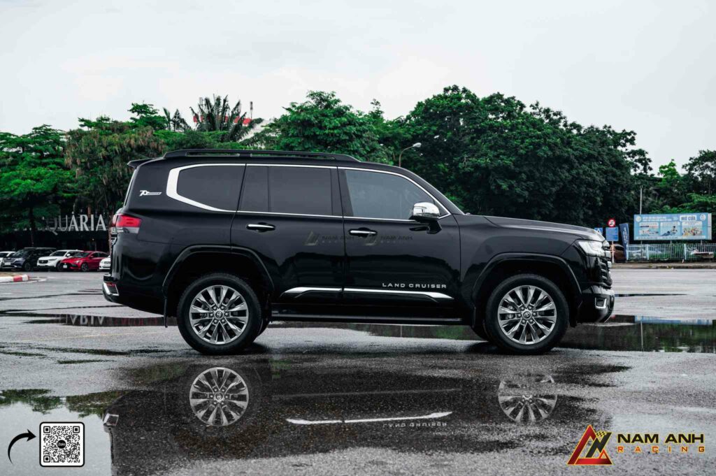 Lip trước – sau – ốp hông bản độ mang lại diện mạo liền khối, đầy đặn và hiệu quả thực tế.