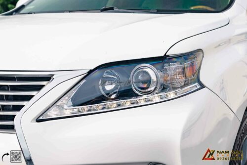 Cụm đèn pha projector kiểu mới kết hợp dải LED daylight sắc sảo – điểm nhấn đầu xe nổi bật.