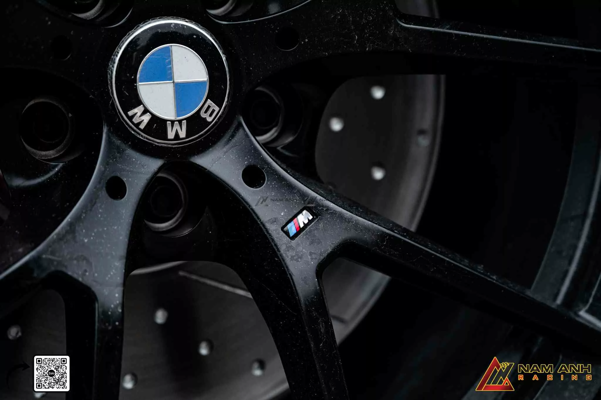 Thiết kế đa chấu kiểu chữ Y – đặc trưng của dòng M, sắc sảo trong từng đường cắt.