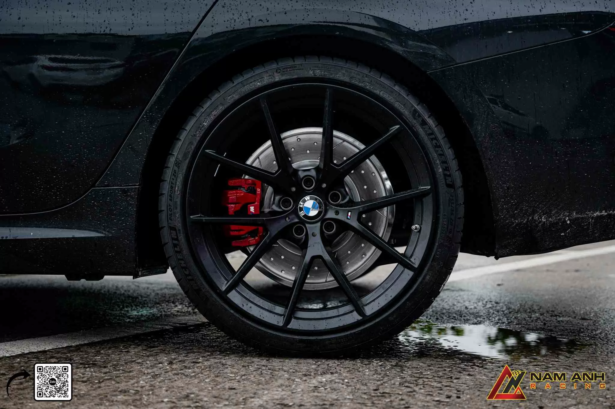 Phối cùng phanh M và bodykit giúp tổng thể M340i trở nên liền lạc và đầy uy lực.