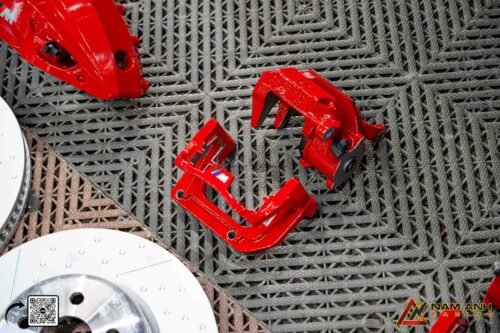 Khả năng kiểm soát lực phanh chính xác hơn giúp người lái yên tâm khi vào cua tốc độ cao hoặc dừng gấp.