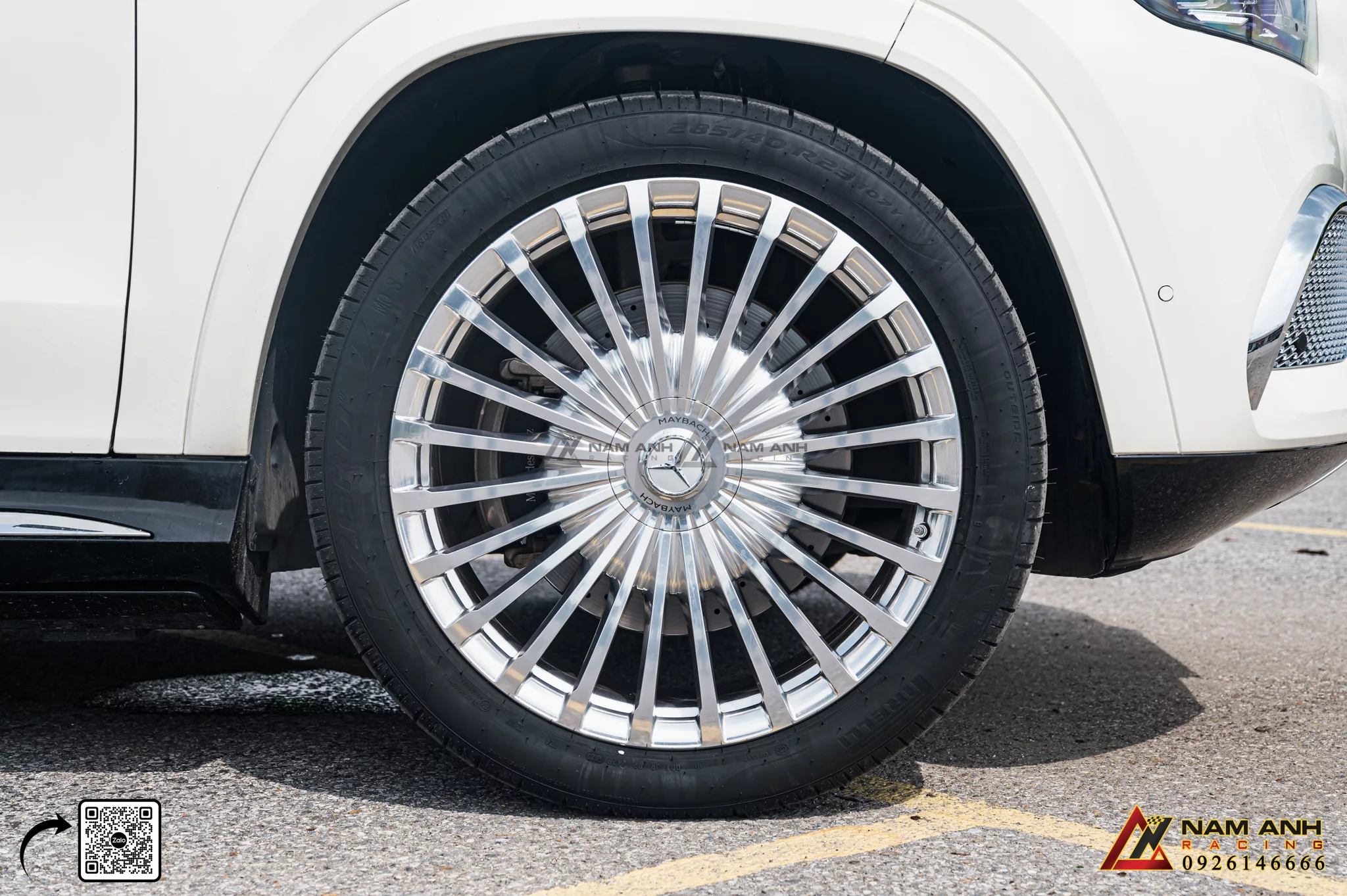 Khi xe vào cua, đặc biệt là với tốc độ cao, Hệ thống phuộc E-Active Body Control | Mercedes GLS-Class sẽ tự động điều chỉnh độ cứng của phuộc ở bánh xe phía ngoài