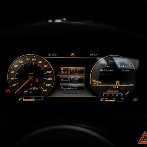 Cụm ODO kỹ thuật số hiển thị tốc độ, vòng tua và cảnh báo an toàn rõ ràng.