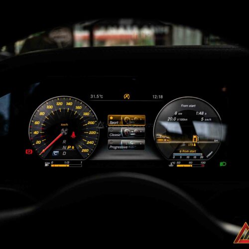 Giao diện đồng hồ kỹ thuật số S-Class hiện đại, trực quan và tinh tế.