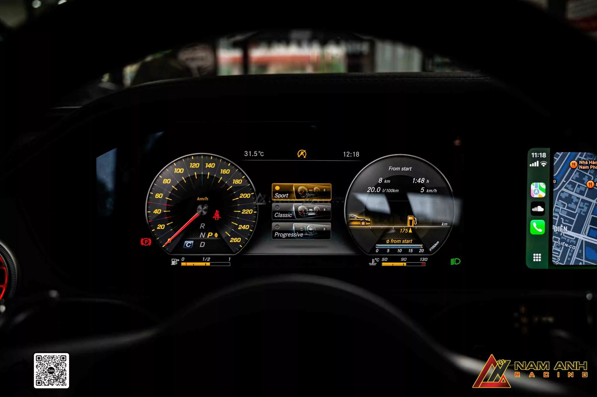 Giao diện đồng hồ kỹ thuật số S-Class hiện đại, trực quan và tinh tế.