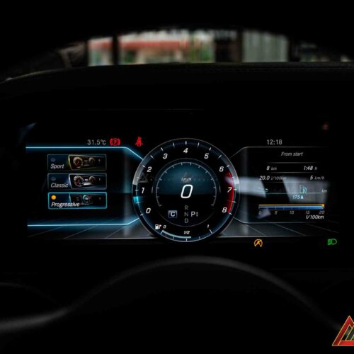 Cụm đồng hồ kỹ thuật số ODO Maybach hiển thị rõ nét và sang trọng.