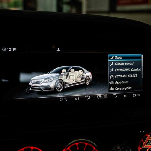 Khoang lái S400 nổi bật với màn hình trung tâm tinh xảo, chuẩn hãng.