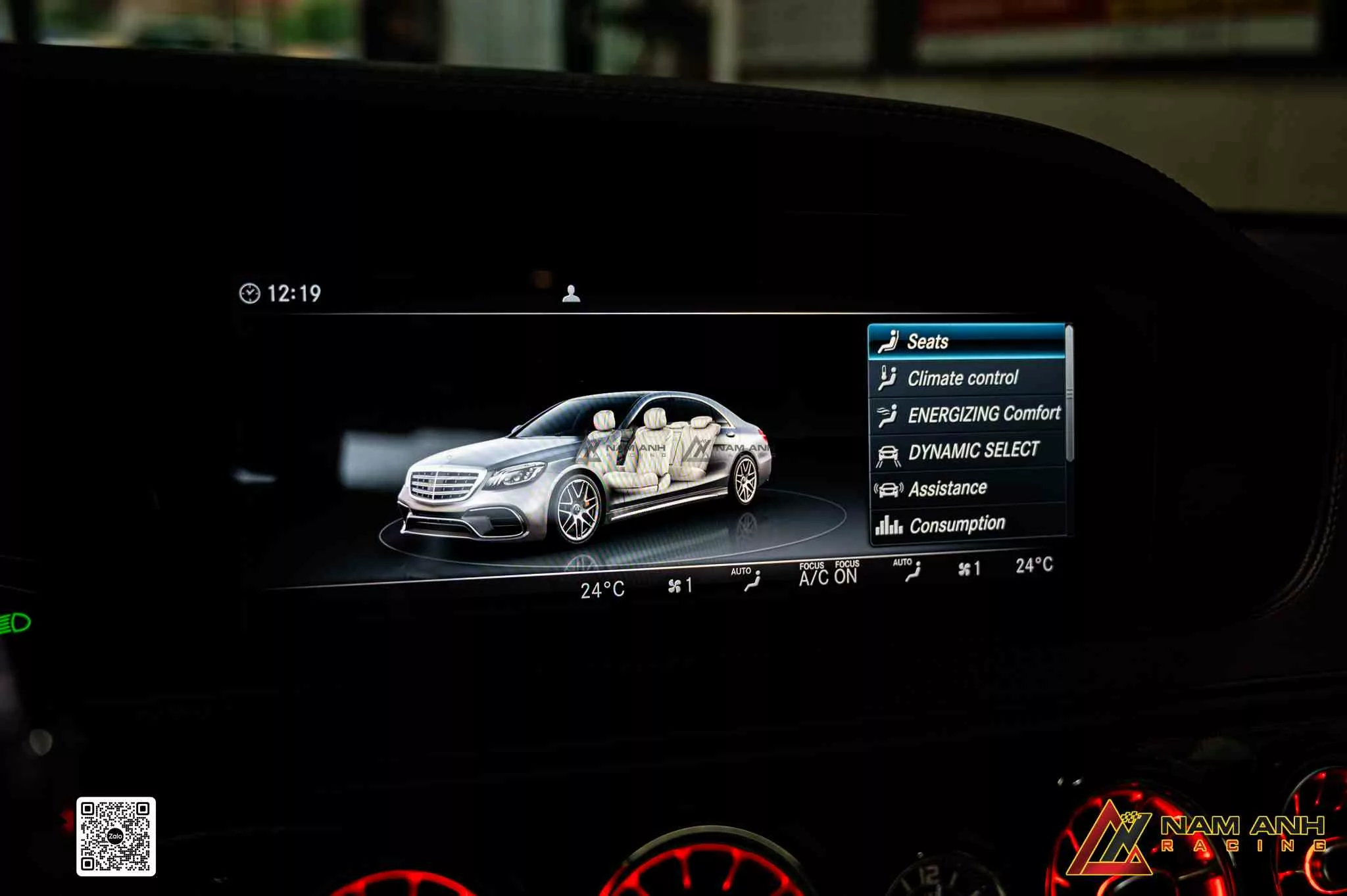 Khoang lái S400 nổi bật với màn hình trung tâm tinh xảo, chuẩn hãng.