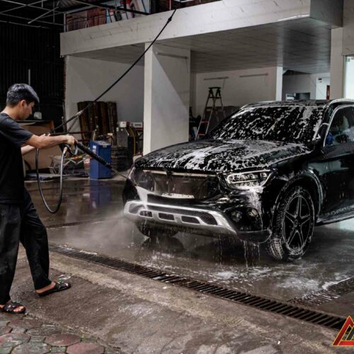 Rửa xe và tẩy ố kỹ lưỡng giúp bề mặt sơn sạch hoàn toàn trước khi dán PPF.