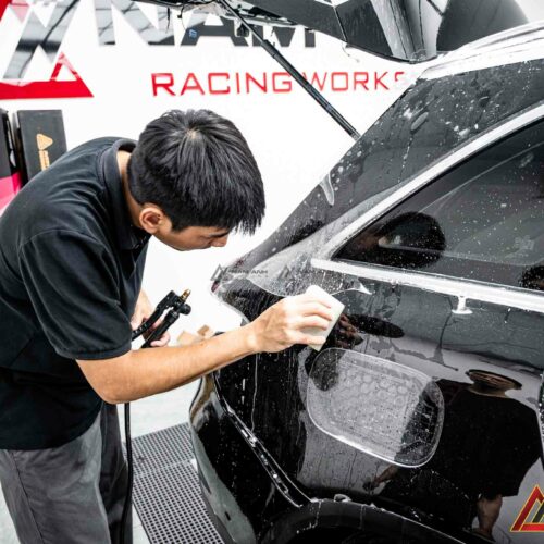 Nam Anh Racing ứng dụng kỹ thuật gán phim tiên tiến với dung dịch kích hoạt bề mặt độc quyền, giúp tăng độ bám dính mà vẫn dễ tinh chỉnh mép film.