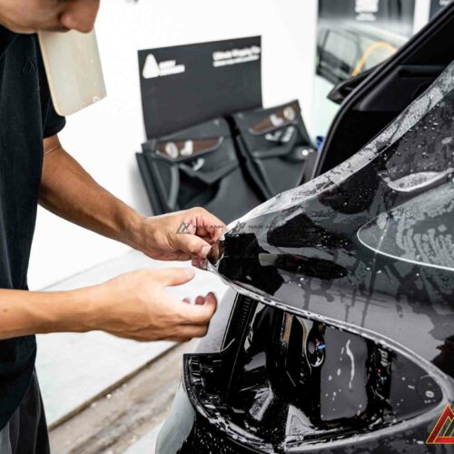 Đội ngũ kỹ thuật viên Nam Anh Racing sử dụng kỹ thuật gán phim PPF theo form cắt riêng từng mẫu xe.