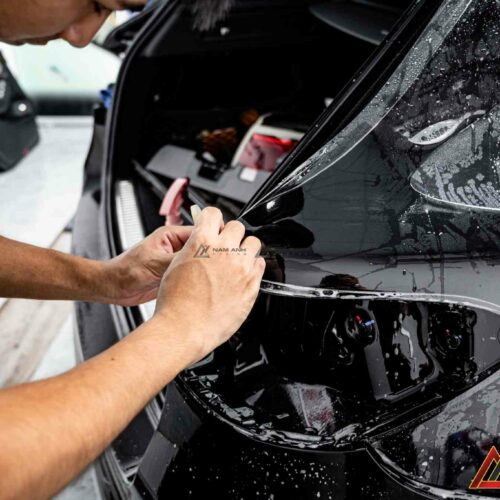 Từng bước thi công đều được kiểm soát nhiệt độ, độ ẩm và lực ép gạt