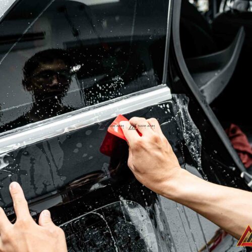 Nam Anh Racing áp dụng kỹ thuật gán phim PPF công nghệ cao, cho phép điều chỉnh lực gạt và hướng film theo từng góc cạnh thân xe