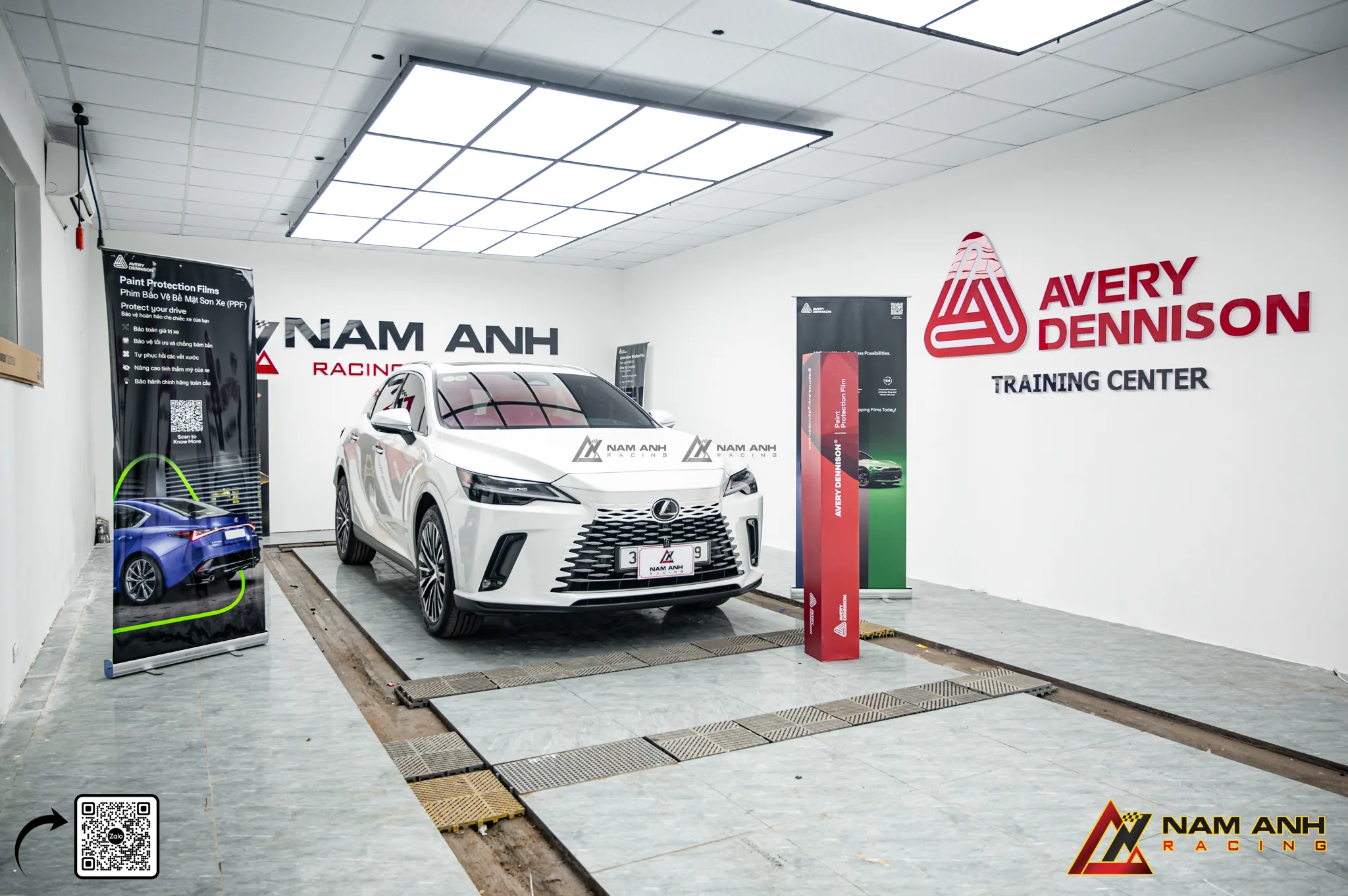 Việc dán PPF xe sang Lexus Mercedes BMW Porsche có yêu cầu khác biệt rõ rệt so với xe phổ thông