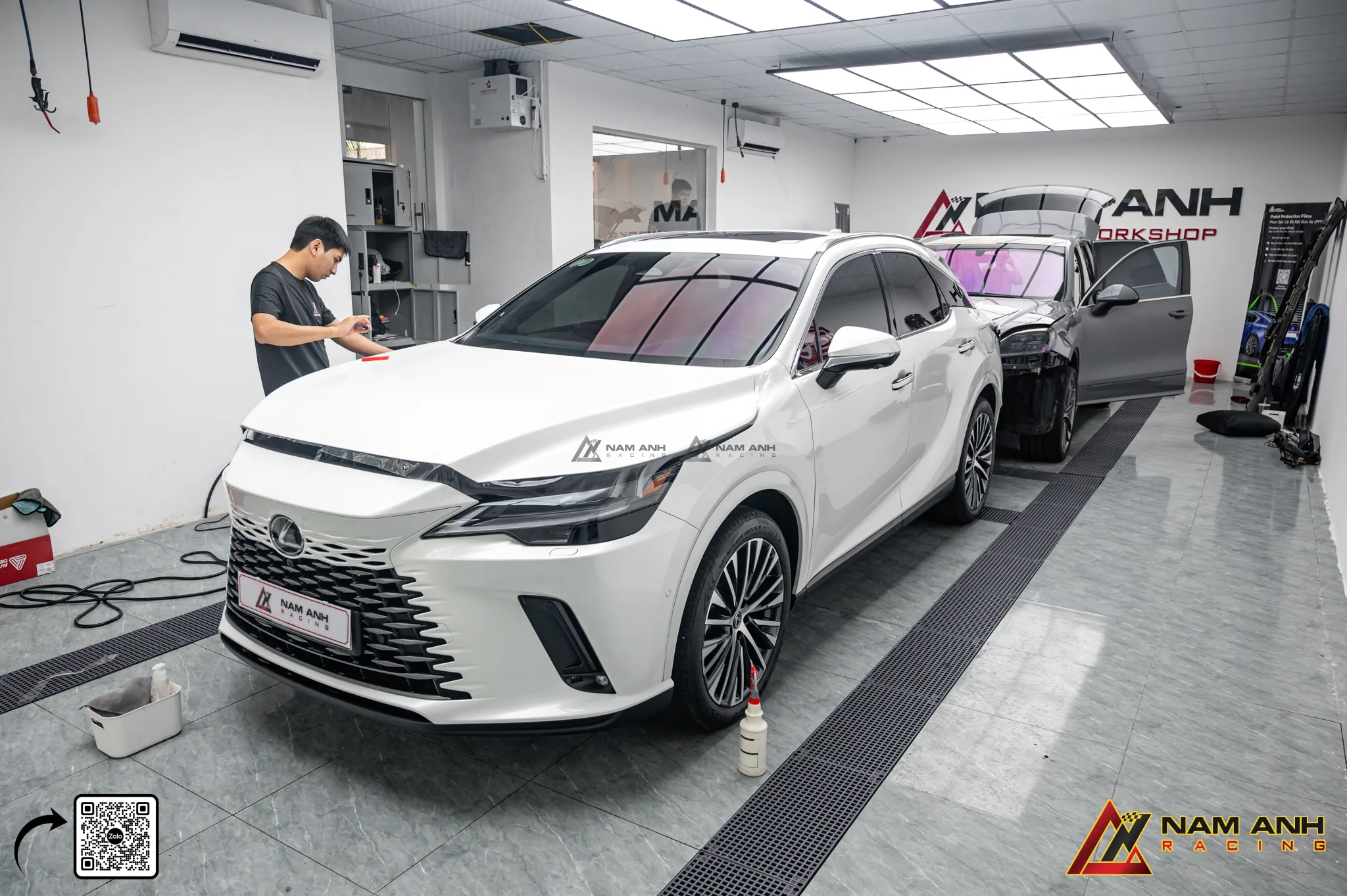 Khi thực hiện dán PPF xe sang Lexus Mercedes BMW Porsche, quy trình kỹ thuật phải rất tỉ mỉ và chuẩn xác