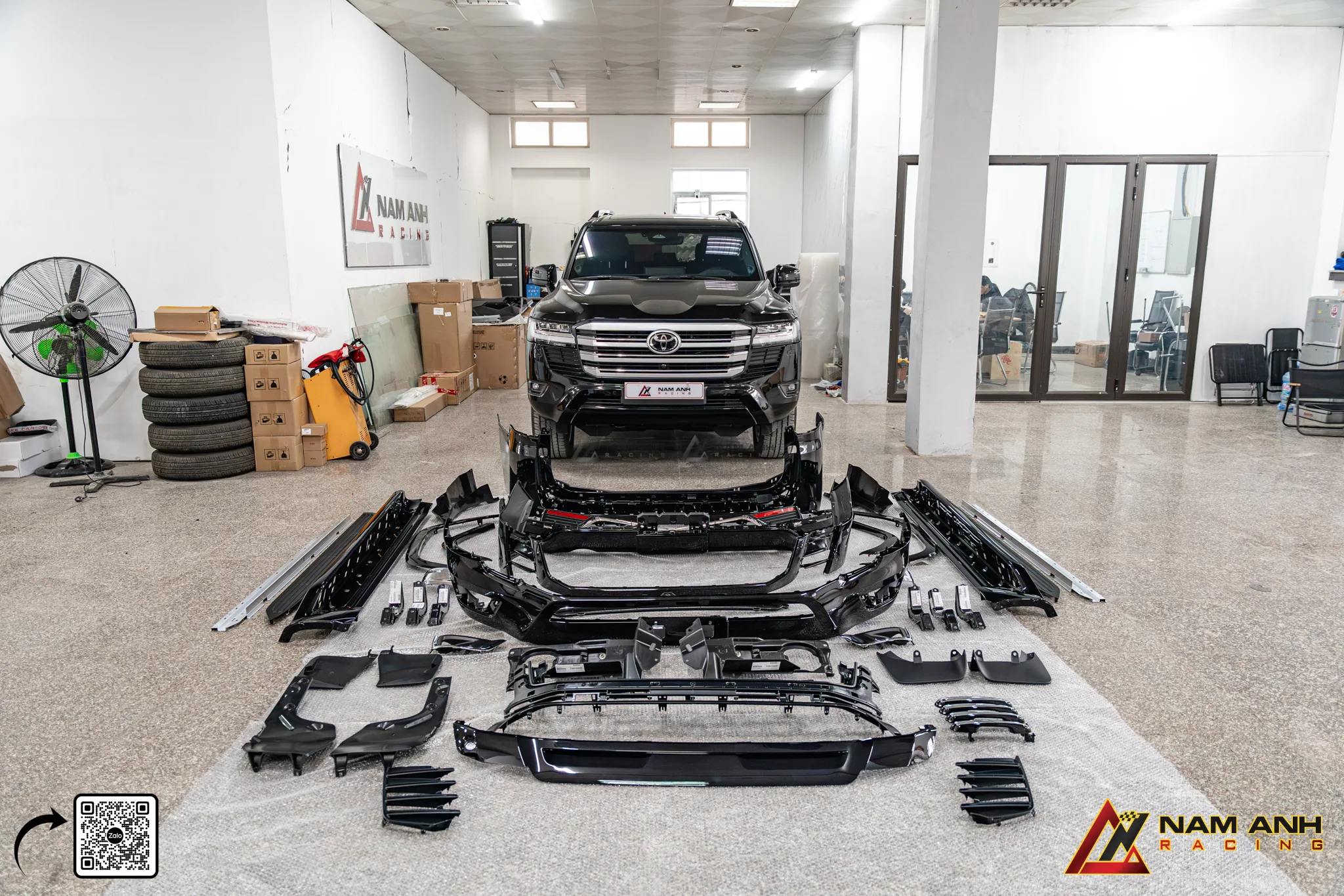 Toyota Land Cruiser LC300 lắp bodykit VX.R chính hãng