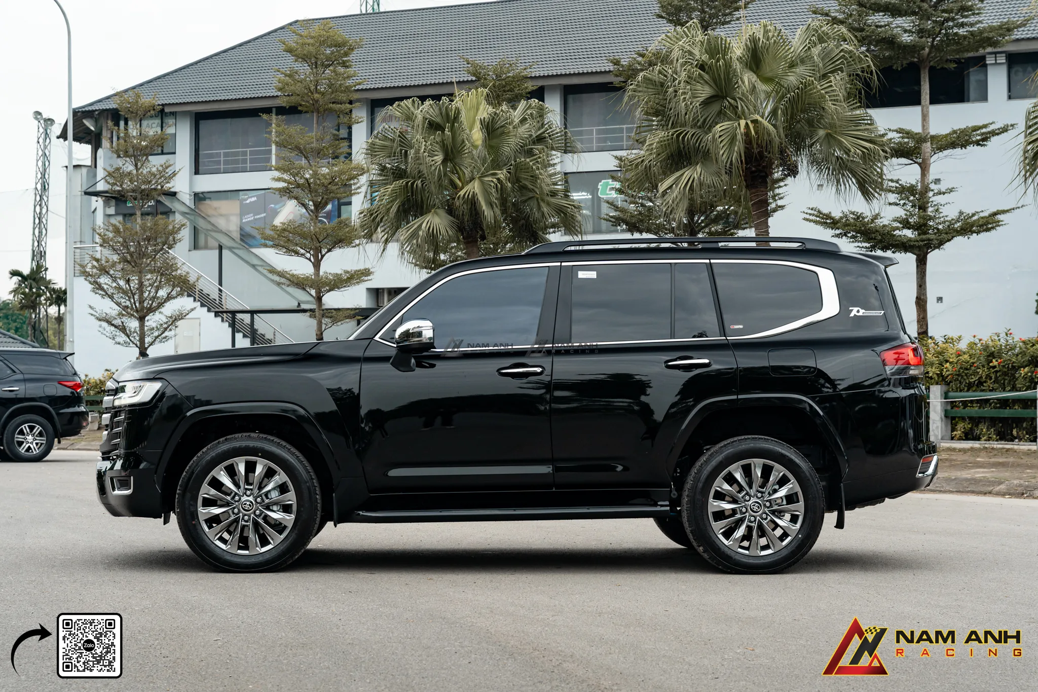 Toyota Land Cruiser LC300 lắp bodykit VX.R chính hãng