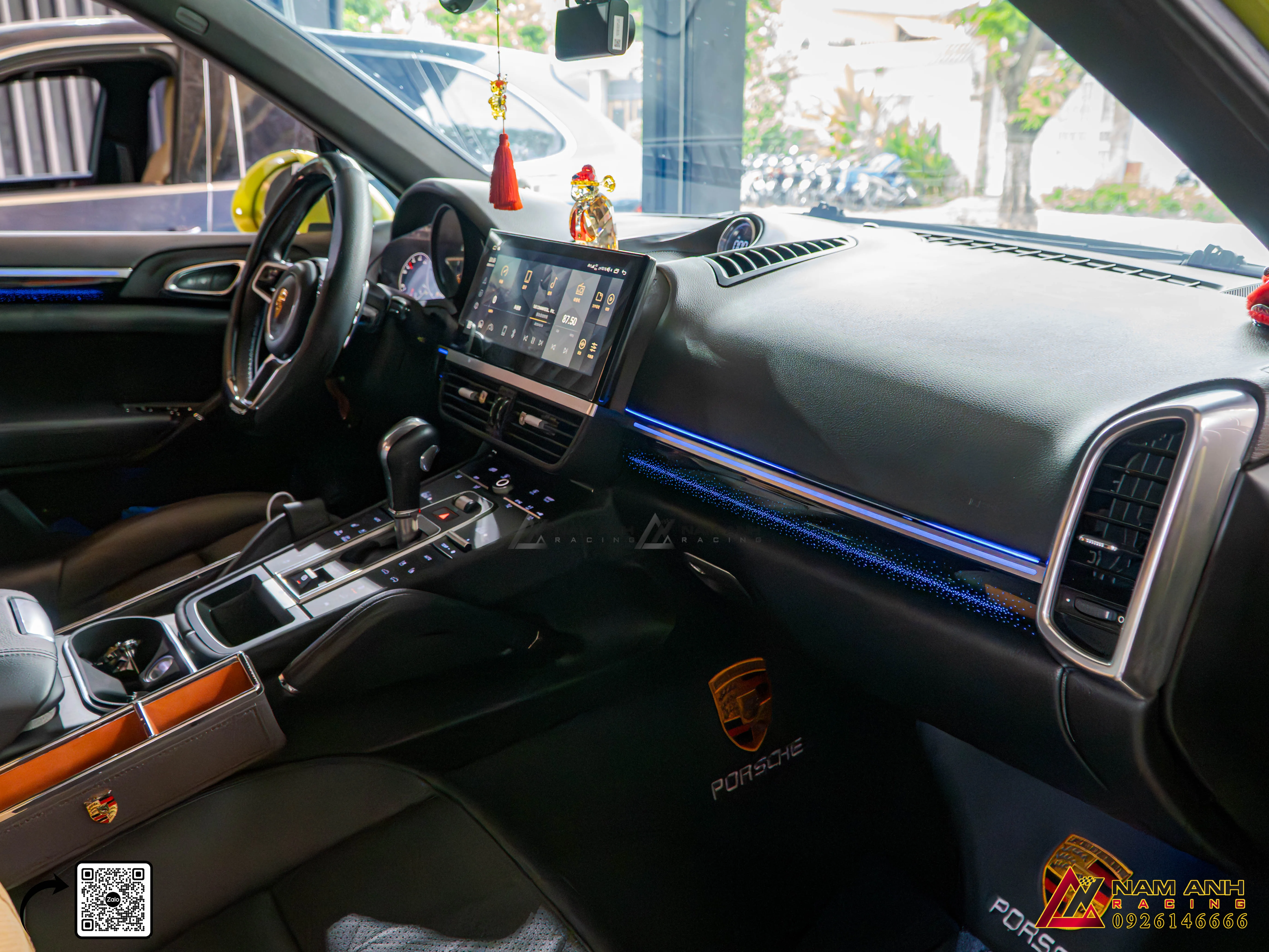 Porsche Cayenne nâng cấp màn hình dài