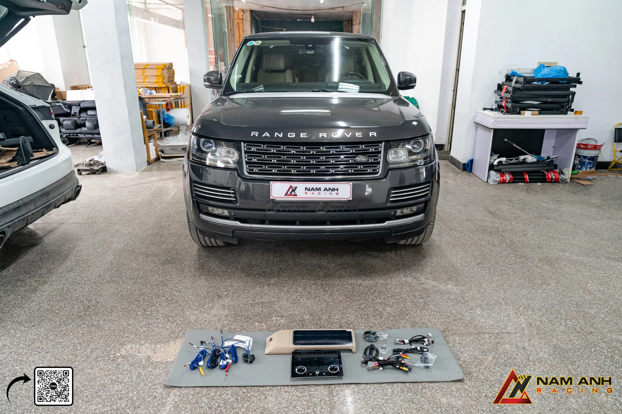 Range Rover nâng cấp màn hình, camera 360, màn A/C là gói nâng cấp nội thất được nhiều chủ xe lựa chọn nhằm cải thiện trải nghiệm sử dụng và tăng tính tiện nghi cho khoang lái. Sự kết hợp giữa màn hình trung tâm, hệ thống camera 360 và màn hình A/C giúp các thao tác điều khiển trở nên trực quan hơn, đồng thời mang lại không gian nội thất hiện đại và hài hòa. Đối với Range Rover L405 (2013–2017), đây là hạng mục nâng cấp phù hợp với những chủ xe muốn làm mới nội thất mà vẫn giữ được thiết kế đặc trưng của dòng xe.
